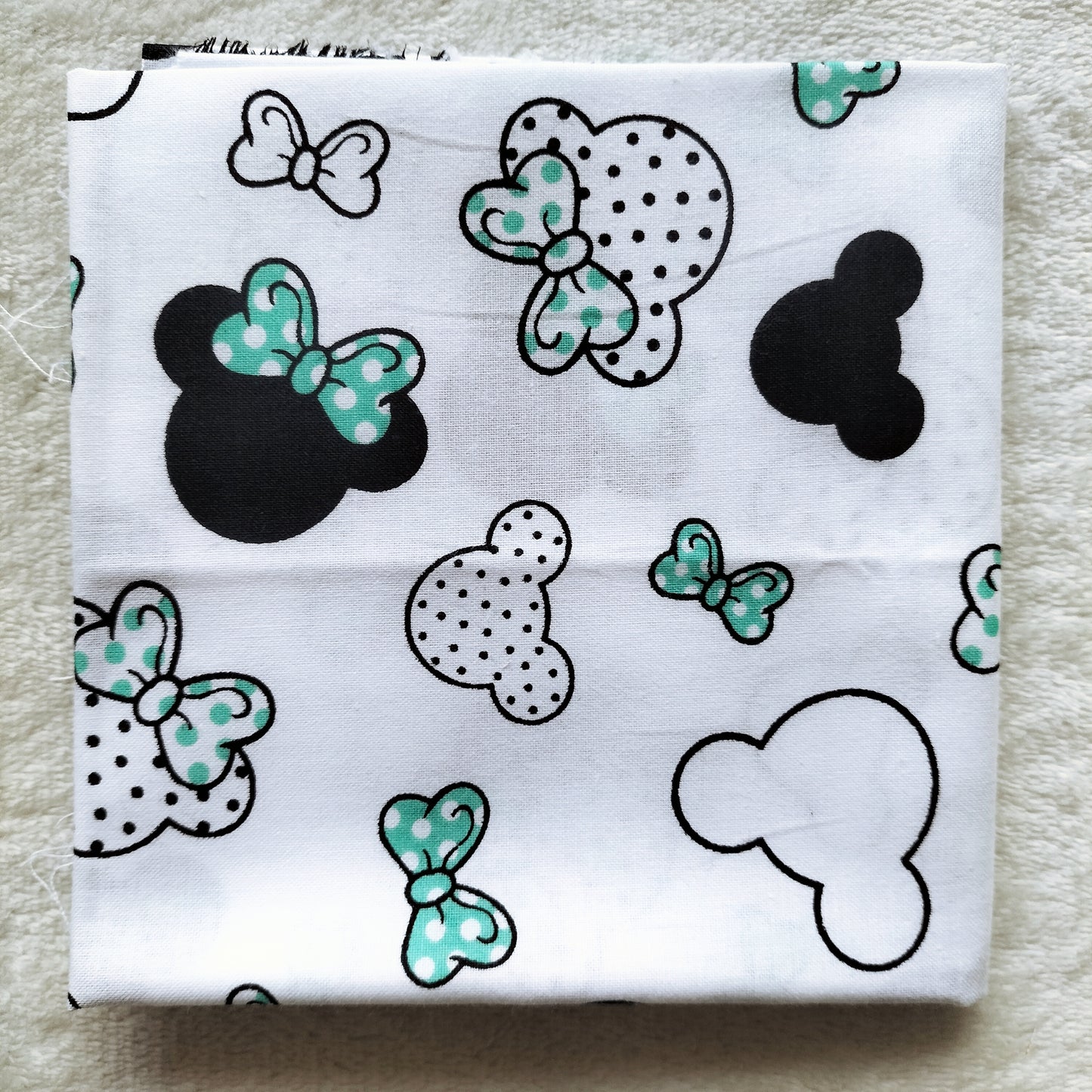 Polka Dot Mouse Ears Fat Quarter – Cute Green Bows on White Background (50 x 50 cm)